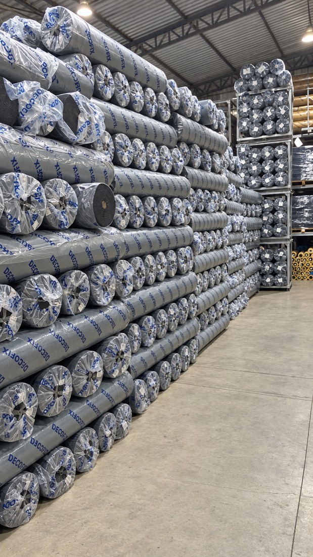 Rolos com a marca Decofix empilhados no estoque