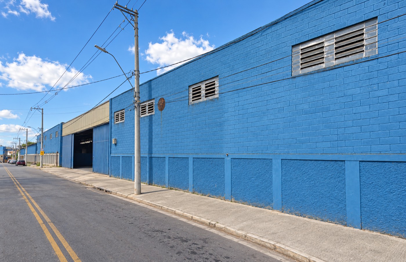 Fachada do galpão da Decofix em Contagem, Minas Gerais